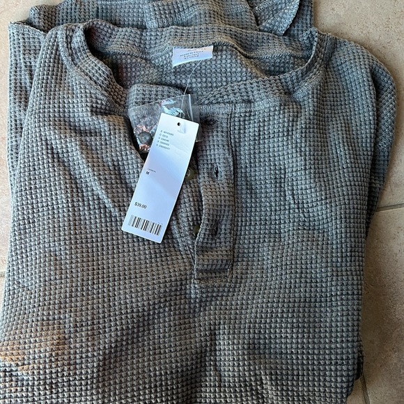 🍁FREE w/any order‼️URBAN OUTFITTERS UO dark gray long sleeve tee carter Henley - Picture 6 of 6